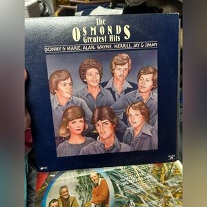 The Osman’s greatest hits 1977 cover is in great shape, two sleeves